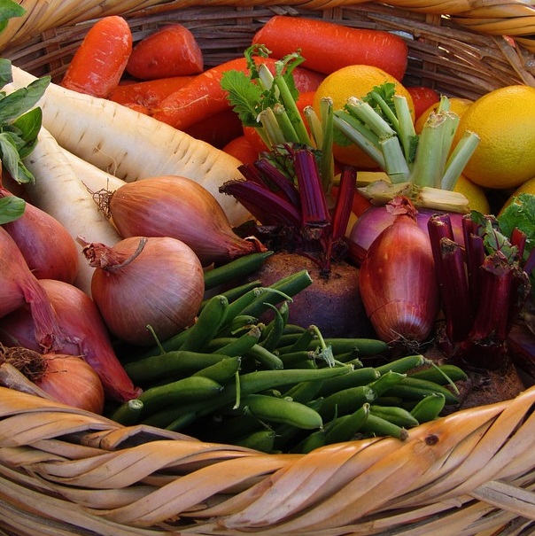 composition de fruits et de légumes dans un panier en osier