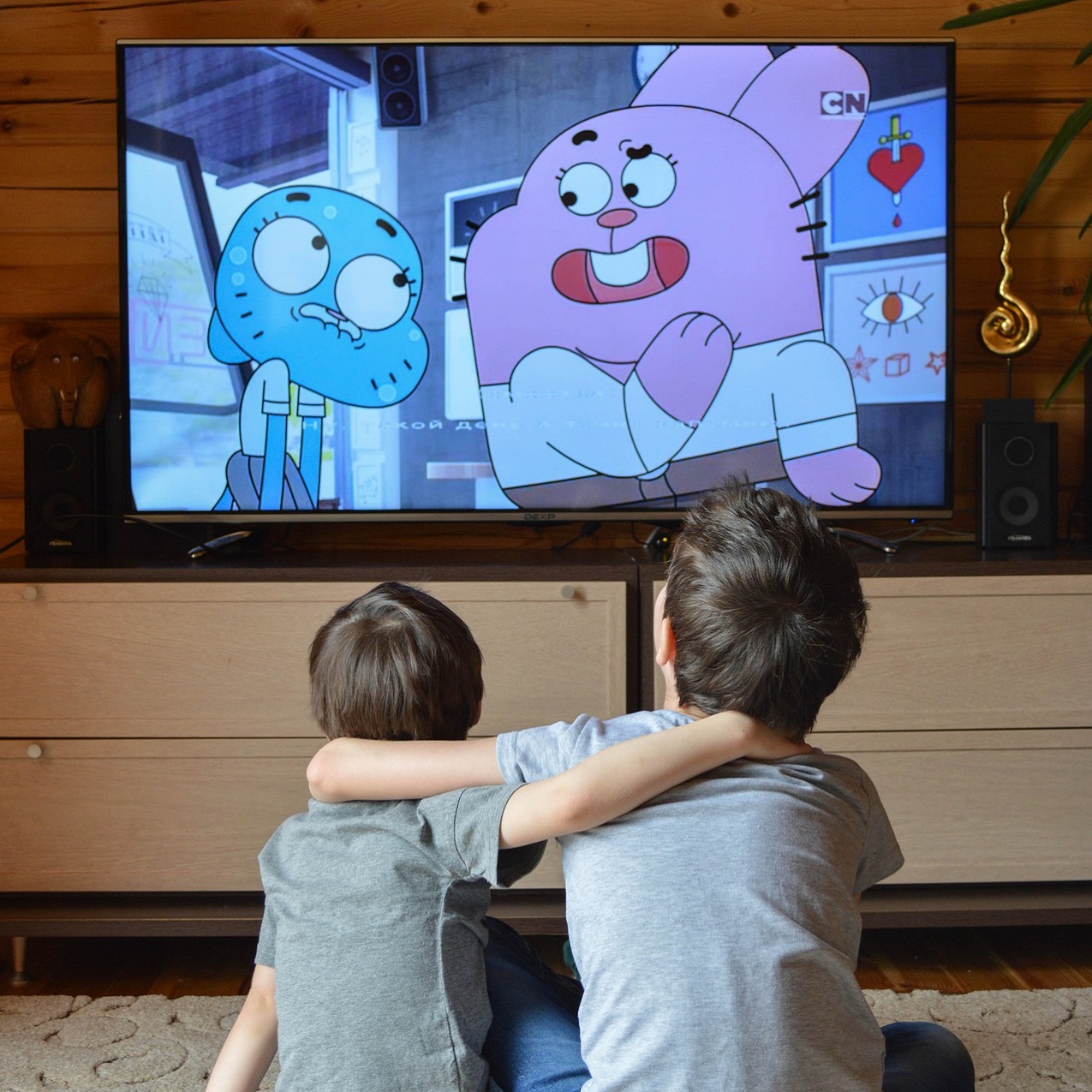 Deux enfants regardant un dessin animé