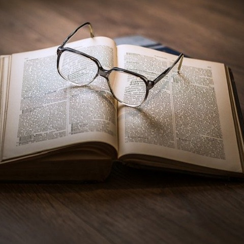 lunette posée sur un livre ouvert