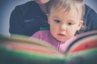 un enfant qui lit un livre